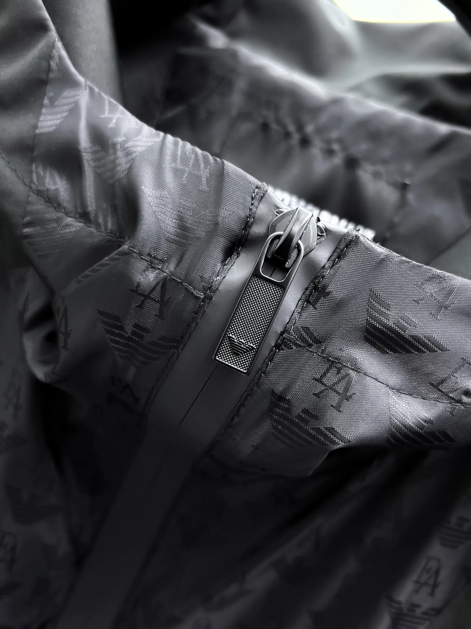 Armani official website Same Style, complete with three labels, on sale in advance. 2026 Autumn and Winter New Arrival men's jacket, Original with complete three labels, Premium version. Custom-made fabrics at the counter. Breathable, high comfort, impeccable details, brand element design concept, reflecting high quality. It feels delicate and soft, presents a casual cut, and has a great upper body shape. Sizes: M～3XL,